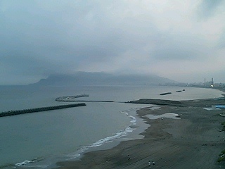 函館のホテルから撮った昼の海2。